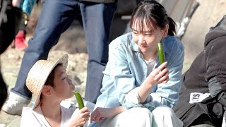 新垣結衣、新鮮キュウリに笑顔はじける！少年と一緒にもぐもぐ　「アサヒ 十六茶」の新CM「自然に、健康。夏編」メーキング