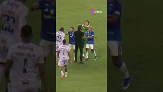 CENAS LAMENTÁVEIS NO CLÁSSICO MINEIRO! OS JOGADORES DE GALO E CRUZEIRO PARTIRAM PARA A BRIGA #shorts