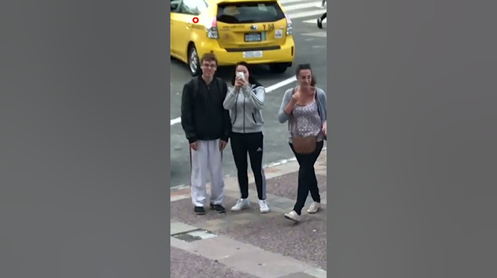 Acteur pakt mensen die stiekem foto's maken aan door foto's terug te maken