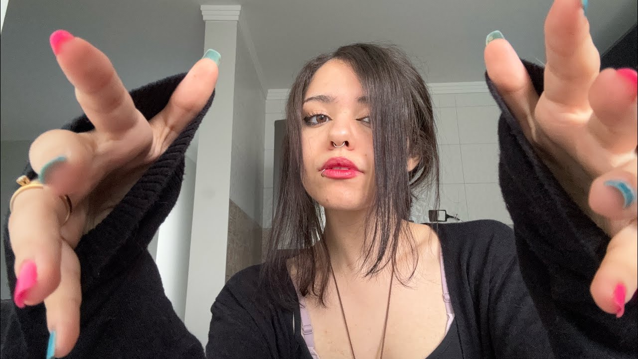 ASMR | te mostrando o que tem dentro da minha BOLSA DA FACULDADE 📚 (sons de boca + triggers 