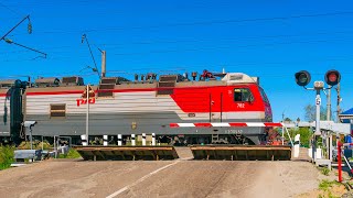 ЖЕЛЕЗНАЯ ДОРОГА. Железнодорожный переезд. Сдвоенный грузовой поезд РЖД на Транссибе