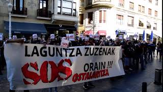 Gipuzkoako SOS Ostalaritza taldearen protesta udaletxe aurrean