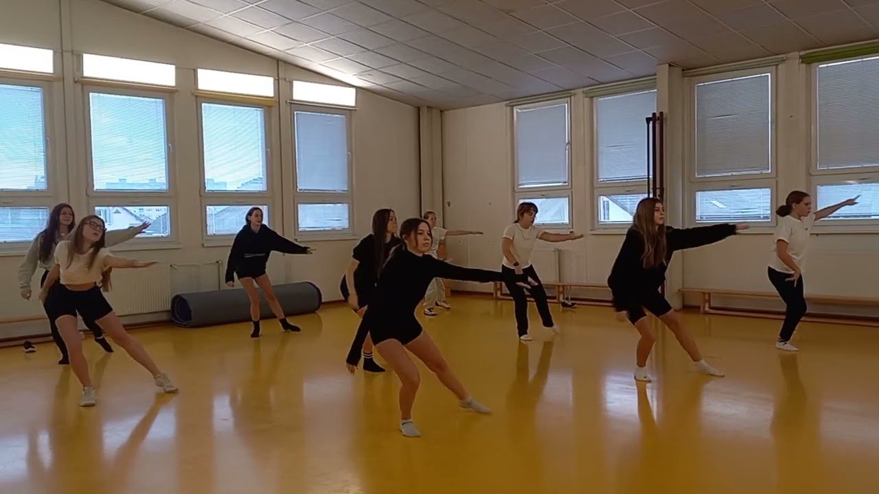 Deviatačky tancujú na telesnej výchove