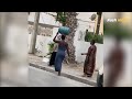 متداول مواطنة إفريقية بتونس تحمل قارورة غاز فوق رأسها بكل سهولة متداول مواطنة إفريقية بتونس تحمل قارورة غاز فوق رأسها بكل سهولة