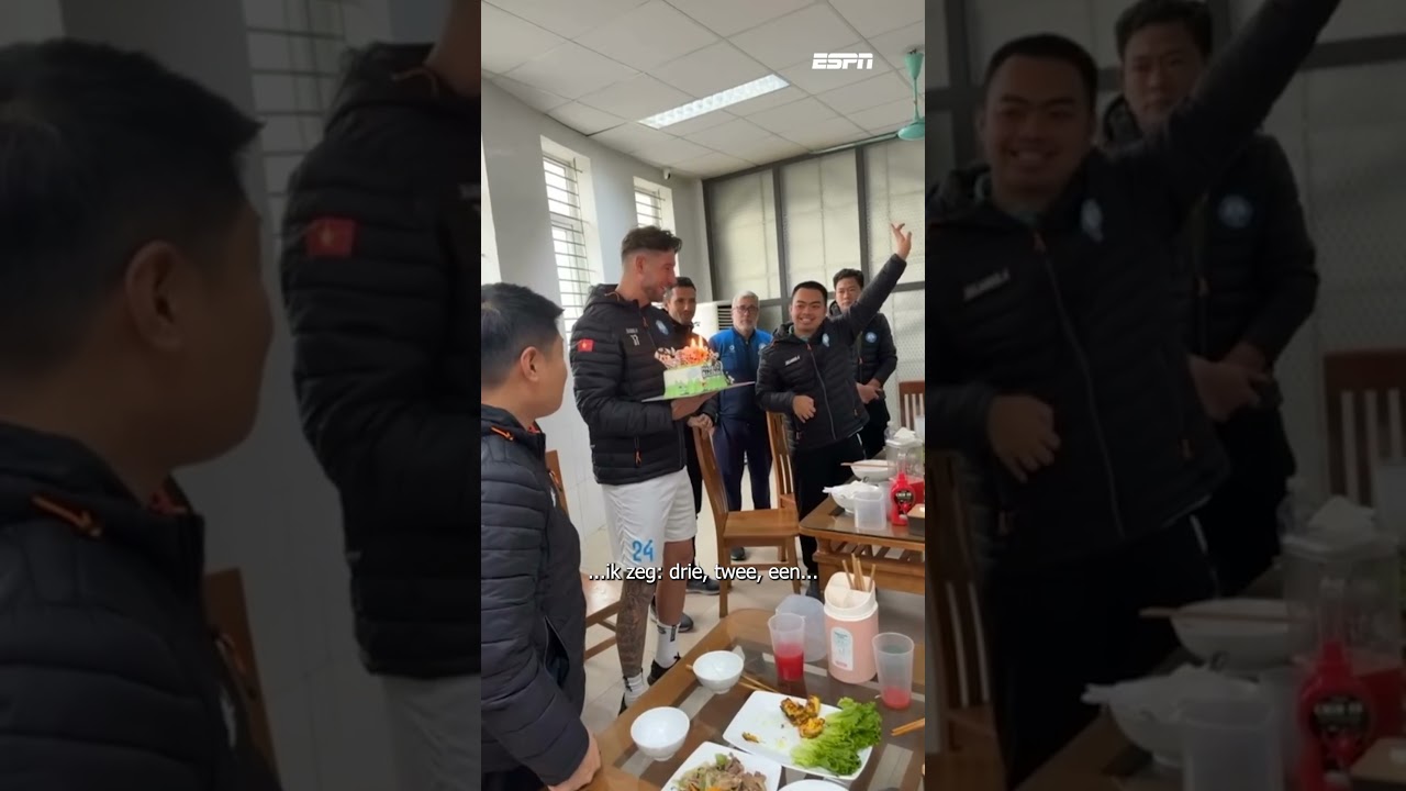 De jarige Mitchell Dijks wordt in het zonnetje gezet bij Nam Dinh 🎂🇻🇳