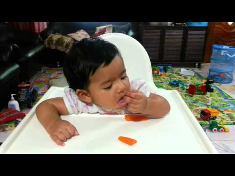 Video: Cara Memperkenalkan Makanan Pelengkap Pertama Kepada Bayi