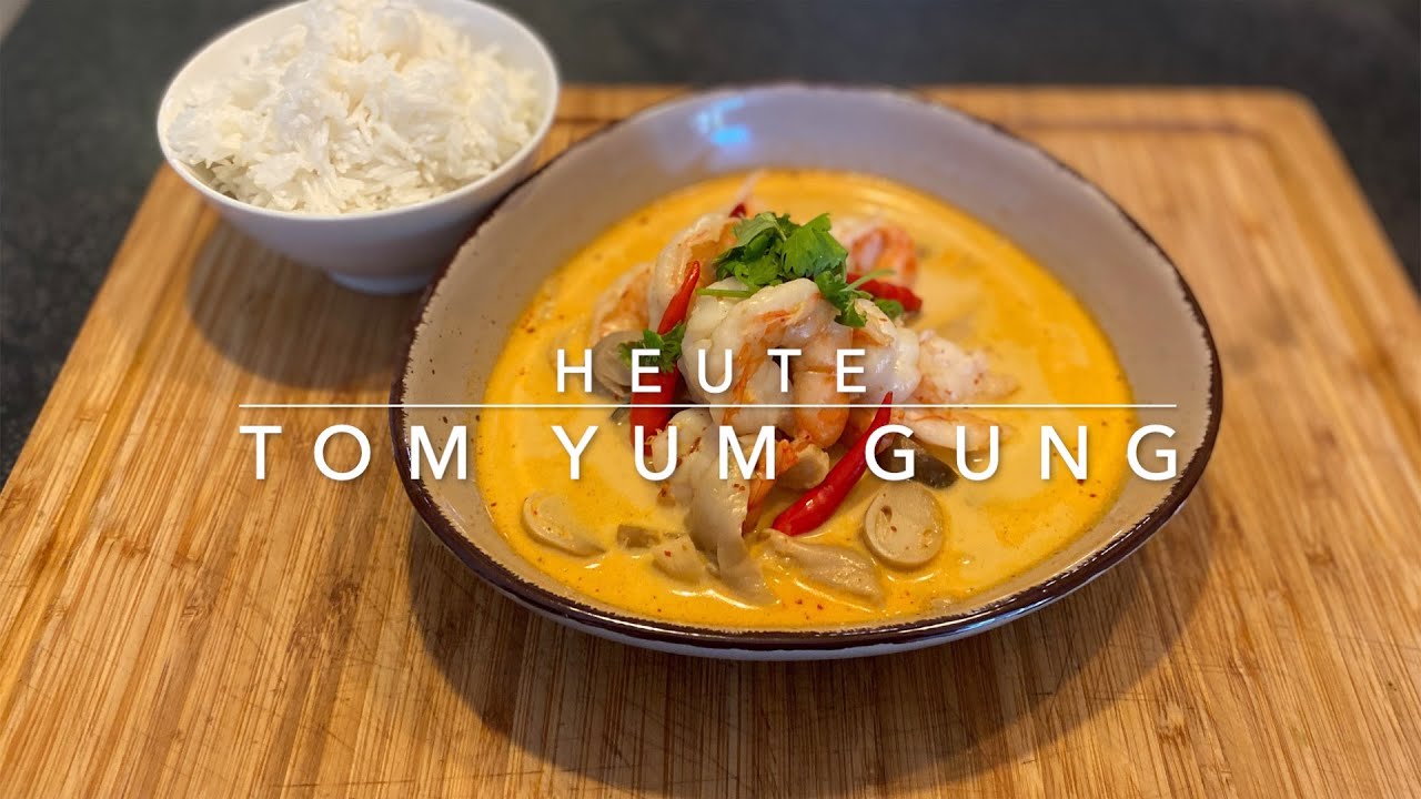 Tom Yum Gung (köstliche thailändische Kokossuppe mit Pilzen und Scampis ...
