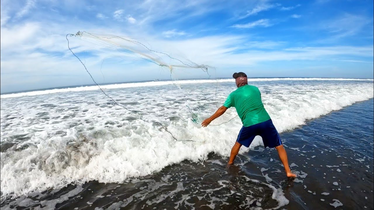La fe de este pescador al Lanzar la atarraya 😱🚫⚠️ #pesca #elsalvador  #aventuraypesca 