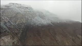 здесь у Ахатлинского ущелья нет снега, а там на Каранайском каньоне снег есть.