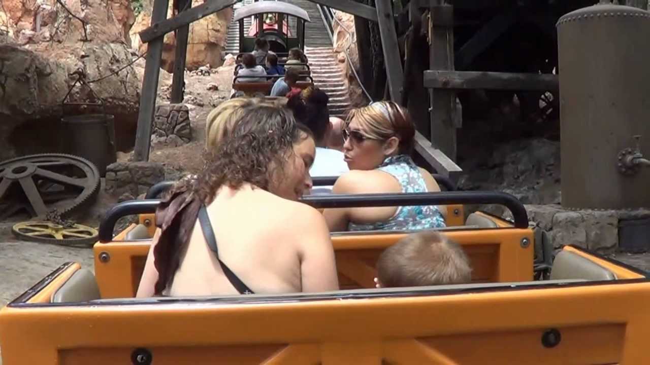Железная дорога Big Thunder Mountain в Диснейленде сломалась и ушла с трассы