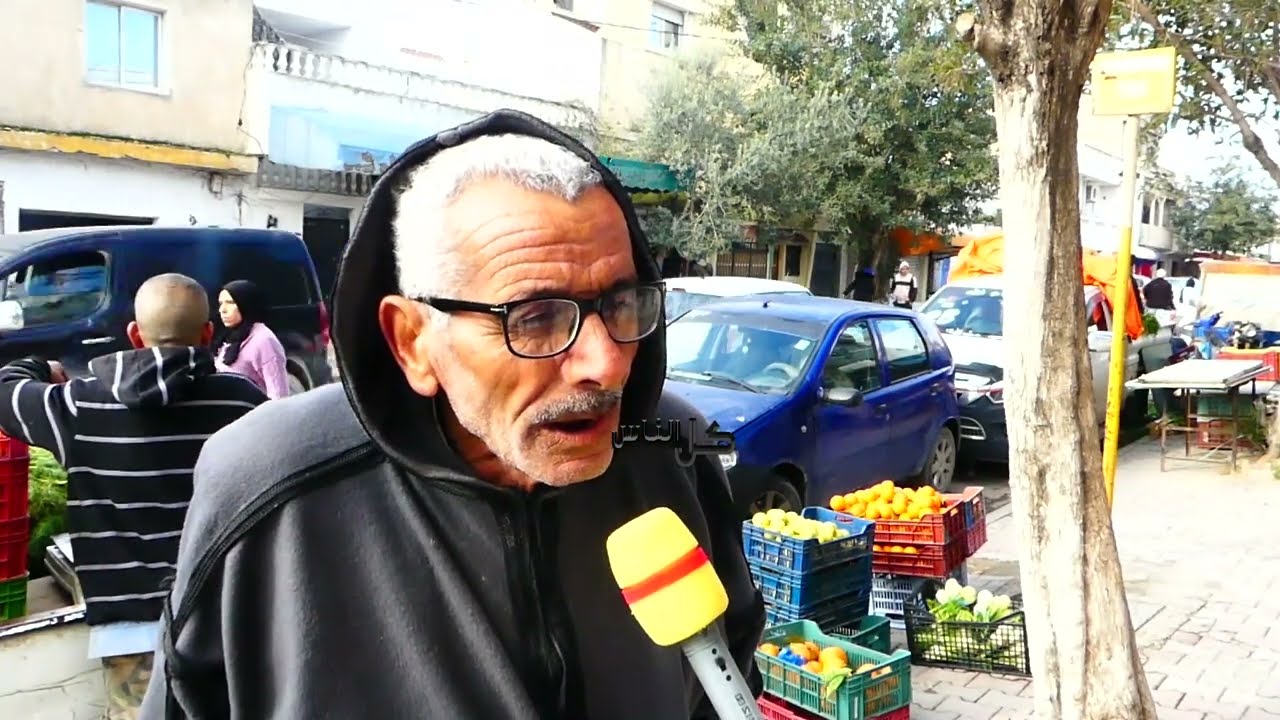 عايش ذليل وحدي وولدي مرتو نكرتو فيا دفن امو بعد ما ماتت و انا دفني بالحياة قهرني و حقرني