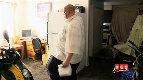 Na spacerze | Mężczyzna z moszną ważącą 132 funty