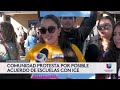 Junta escolar de Sarasota debate propuesta de cooperación entre ICE y escuelas