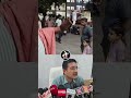 खंडवा मेडिकल कॉलेज अस्पताल में इलाज के दौरान मरीज को सलाइन सहित पलंग से उठाया