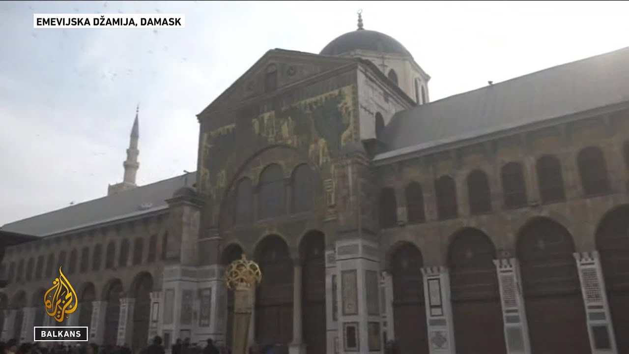 توافد مئات الأشخاص إلى المسجد الأموي بعد سقوط النظام.