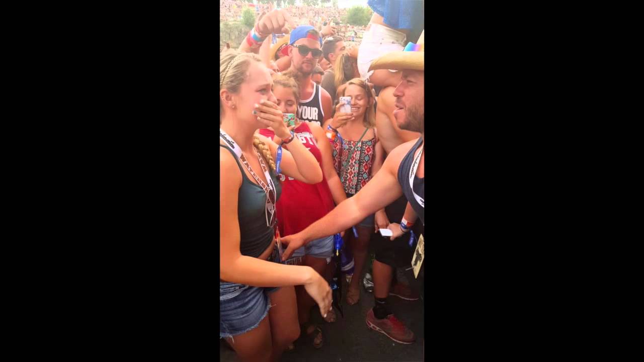 Chris Young stops his concert to wish couple congratulations! - YouTube