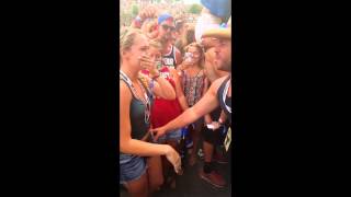 Chris Young stops his concert to wish couple congratulations!