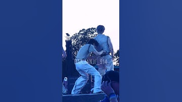 𝗛𝗔𝗡 helping 𝗖𝗛𝗔𝗡𝗚𝗕𝗜𝗡 with his mic pack  |  BST Hyde Park