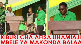 AFISA UHAMIAJI AMTUNISHIA MISULI MAKONDA MBELE YA WANANCHI HAWANA DIWANI MIAKA MITATU 'SIJUI MIMI'