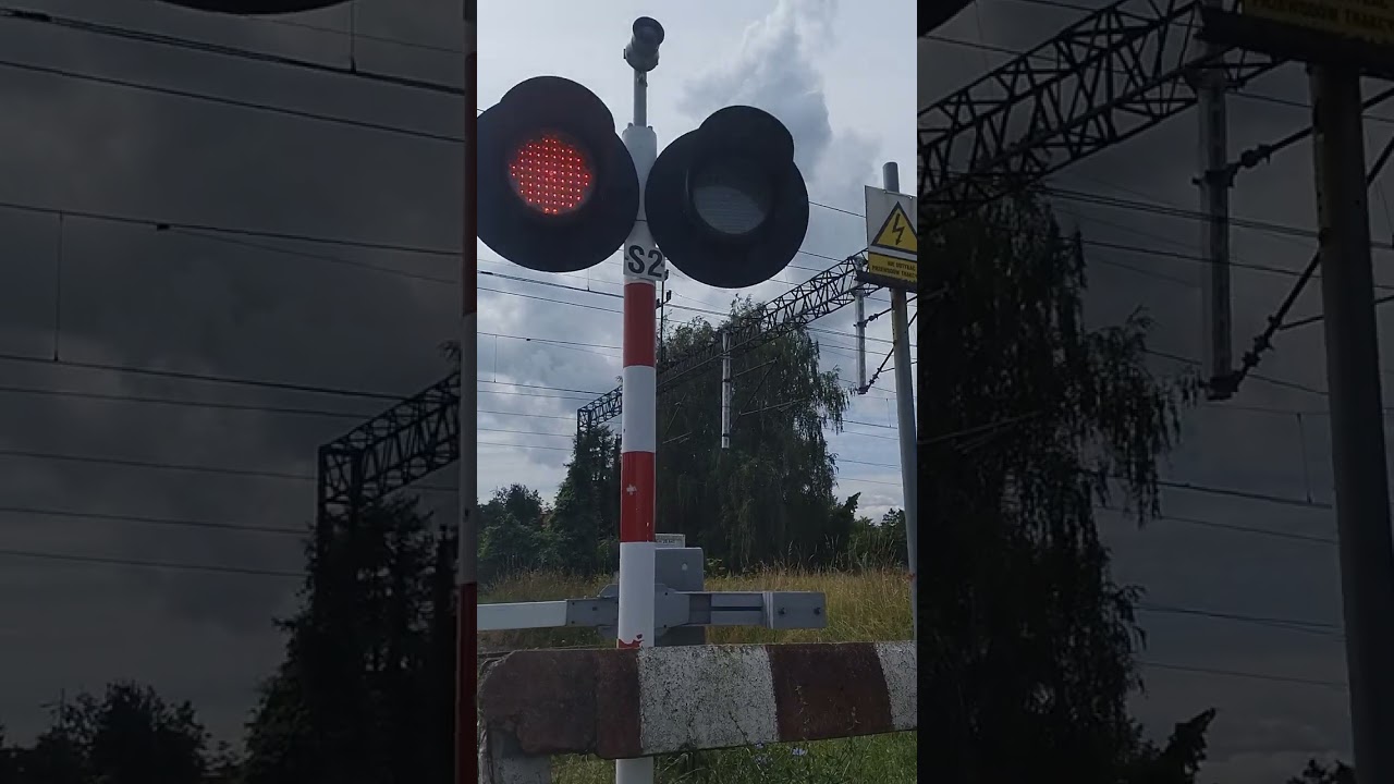 Przejazd pociągu Regio relacji Elbląg -Gdynia Chylonia przez przejazd kolejowy Elbląg ulica Lotnicza