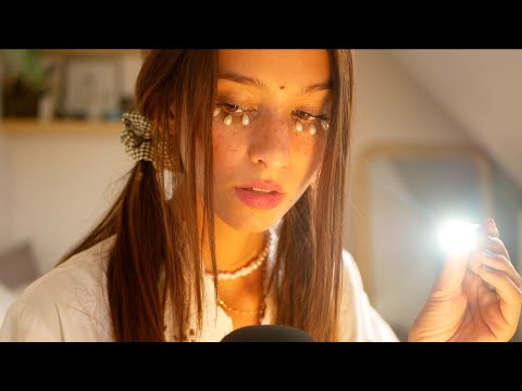ASMR FRANÇAIS - Une médecin loufoque examine ton visage (w/ subtitles)