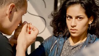 行き過ぎる警官の少女取り締まりシーン／映画『レ・ミゼラブル』本編映像