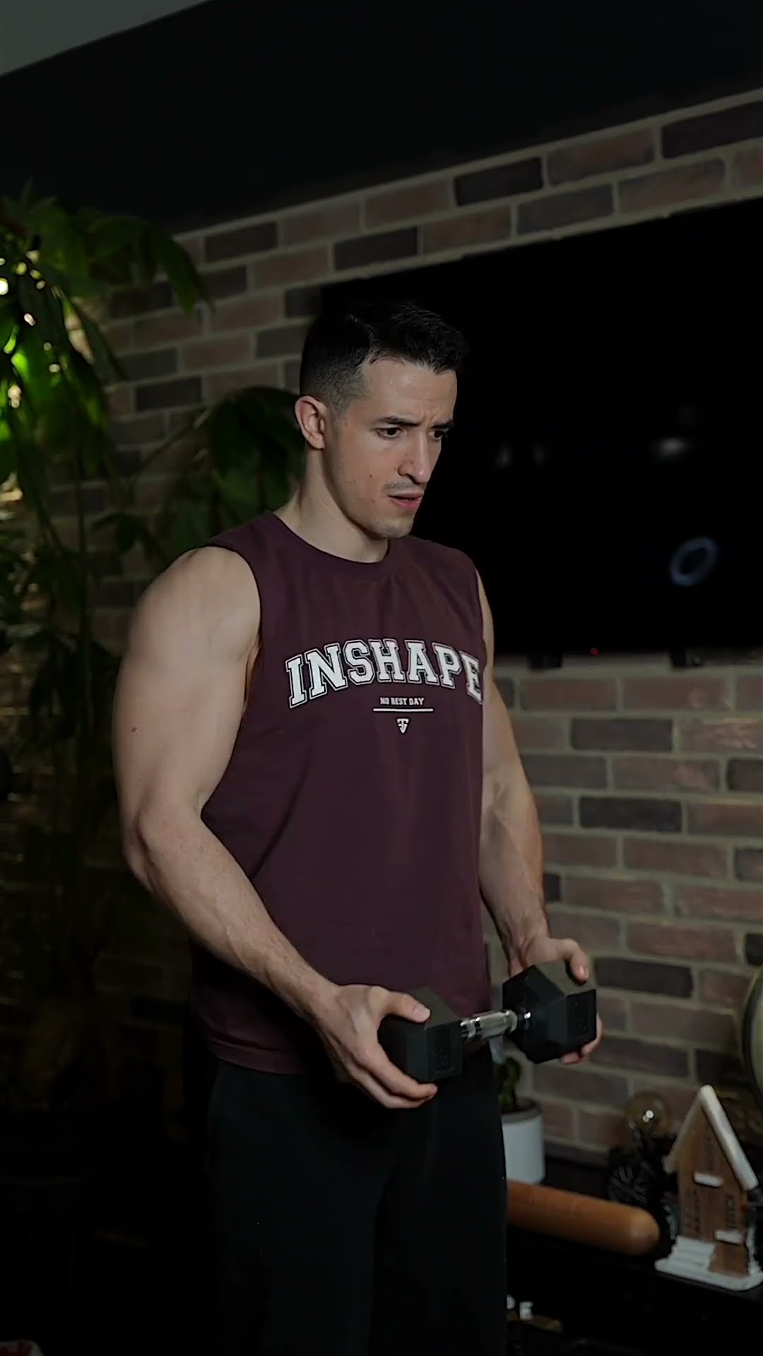 Huge arms !! ??