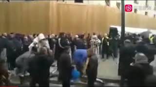 法国巴黎街头,一边是穆斯林占道祈祷,一边是法国🇫🇷市民高唱国歌对峙,何去何从?
