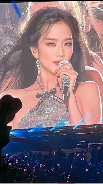 Jisoo always slays on big screen .#blackpink #jisoo #jennie #lisa #rosé
