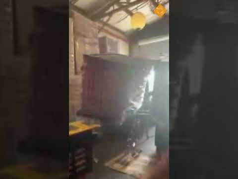 اضحك مع شخص كان يرفع بي رافعته صندوق كبير مليئ علب مشروبات سقط منه ههههه  هتضحك كوميديات