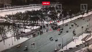 Автобус протаранил группу людей на Славянском бульваре в Москве Автобус протаранил группу людей на Славянском бульваре в Москве