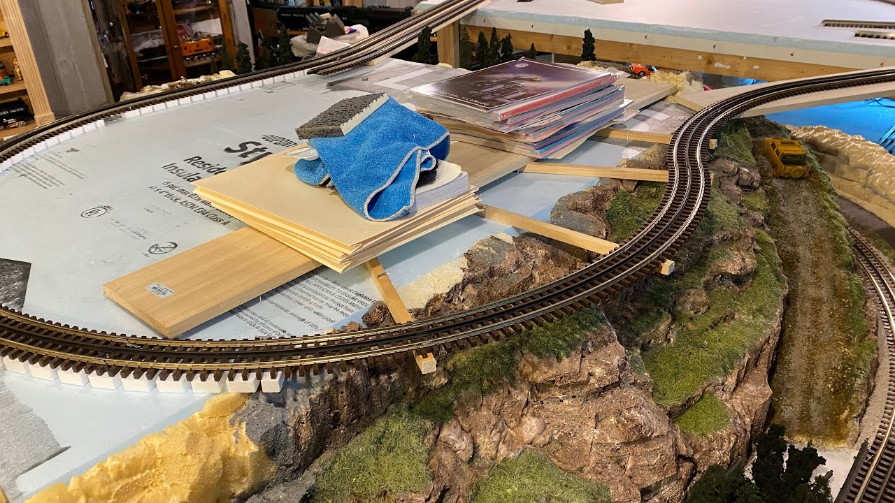 Dead Man Many Layout Lionel Post War 2055 testing out Dead Man’s Curve on the layout ...