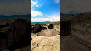 Каменный век в горах Грузии #горы #грузия #пещера #пещерыискалы #shorts #georgia #travel