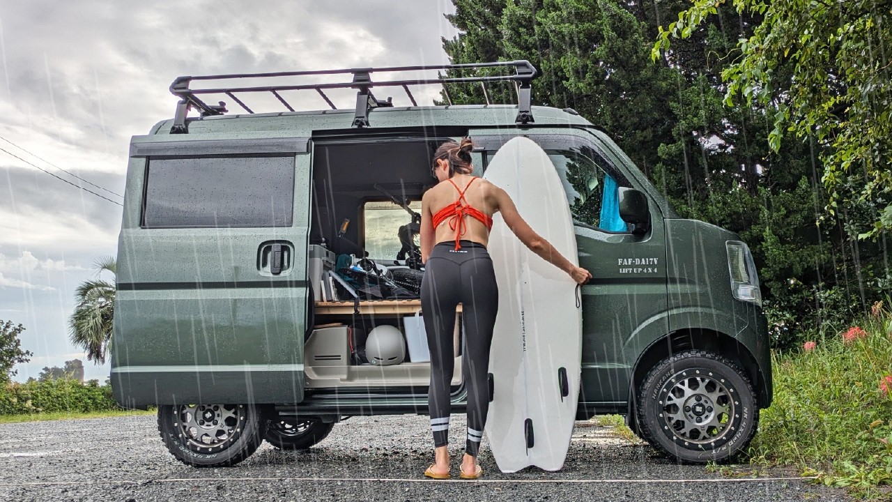 Приключения в одиночном фургоне: серфинг и исследование исторических улиц Симоды