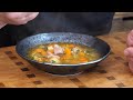 Niedroga zupa z ziemniakami i kawałkami mięsa / Oddaszfartucha