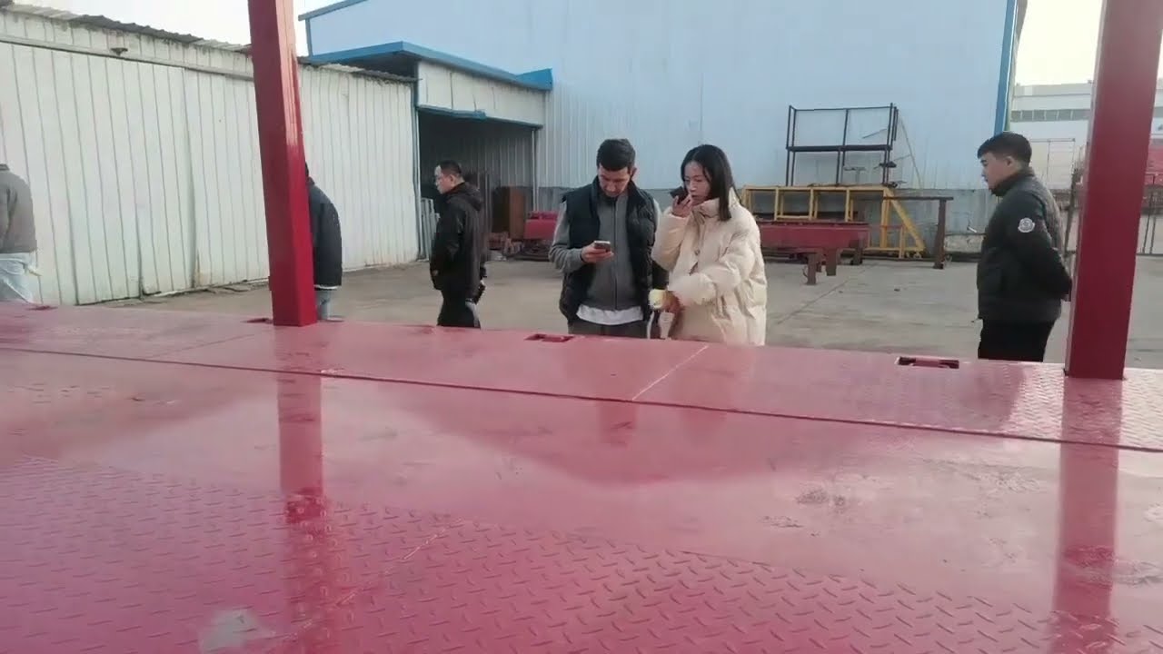 Low-bed semi-trailer production process video, raw materials use high-quality steel materials