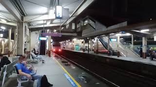 185次秋菊號樹林站通過交會691A次復興號回送車(E402)樹林站出站