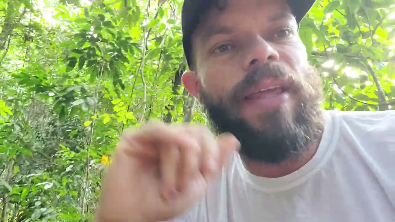  En el Campo Reparando la tubería del agua. 