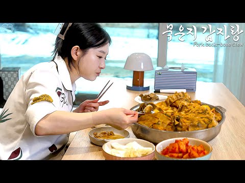 Real Mukbang:) On a snowy day in Korea, I eat Spicy 'Pork Backbone Stew'