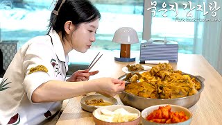 Real Mukbang:) On a snowy day in Korea, I eat Spicy 'Pork Backbone Stew' by [햄지]Hamzy 1,242,114 views 2 months ago 11 minutes, 28 seconds