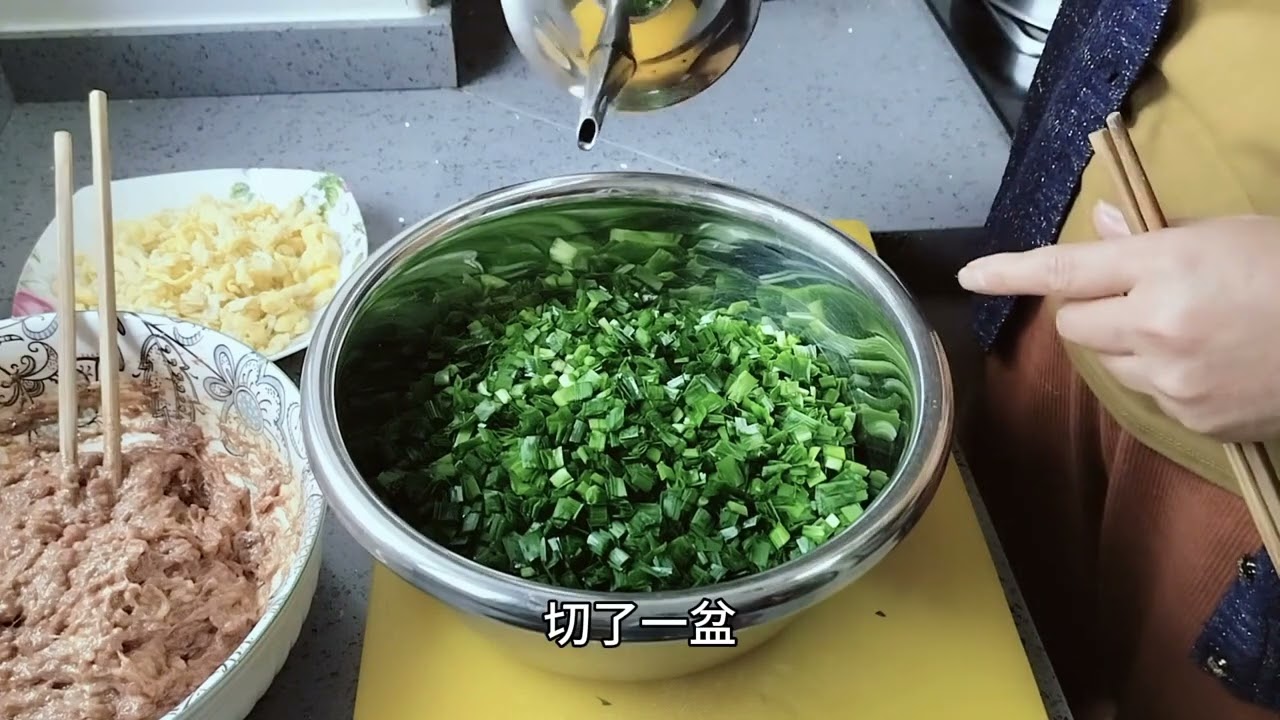 改造床车干了一上午，下午老伴儿做大馅的天津包子