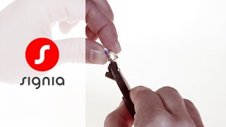 Signia miniReceiver 3.0 und Removal Tool Earmold 3.0 | Signia Hörgeräte Removing A Minireceiver From An Earware 3 0 Earmold