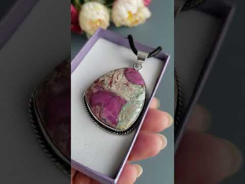 Кулон кобальтокальцит талисман треугольный кобальтовый кальцит натуральный камень, видео 1