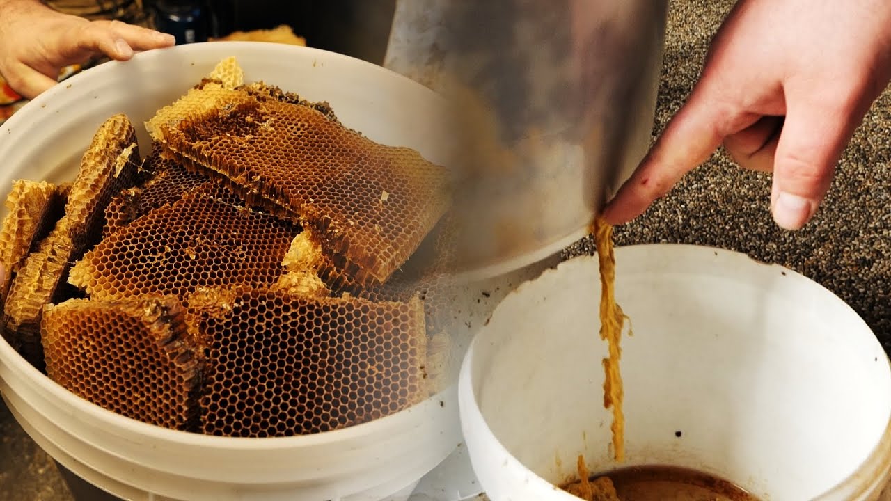 135. Vyvíjač pary, plastová nádoba - ide to ale ...