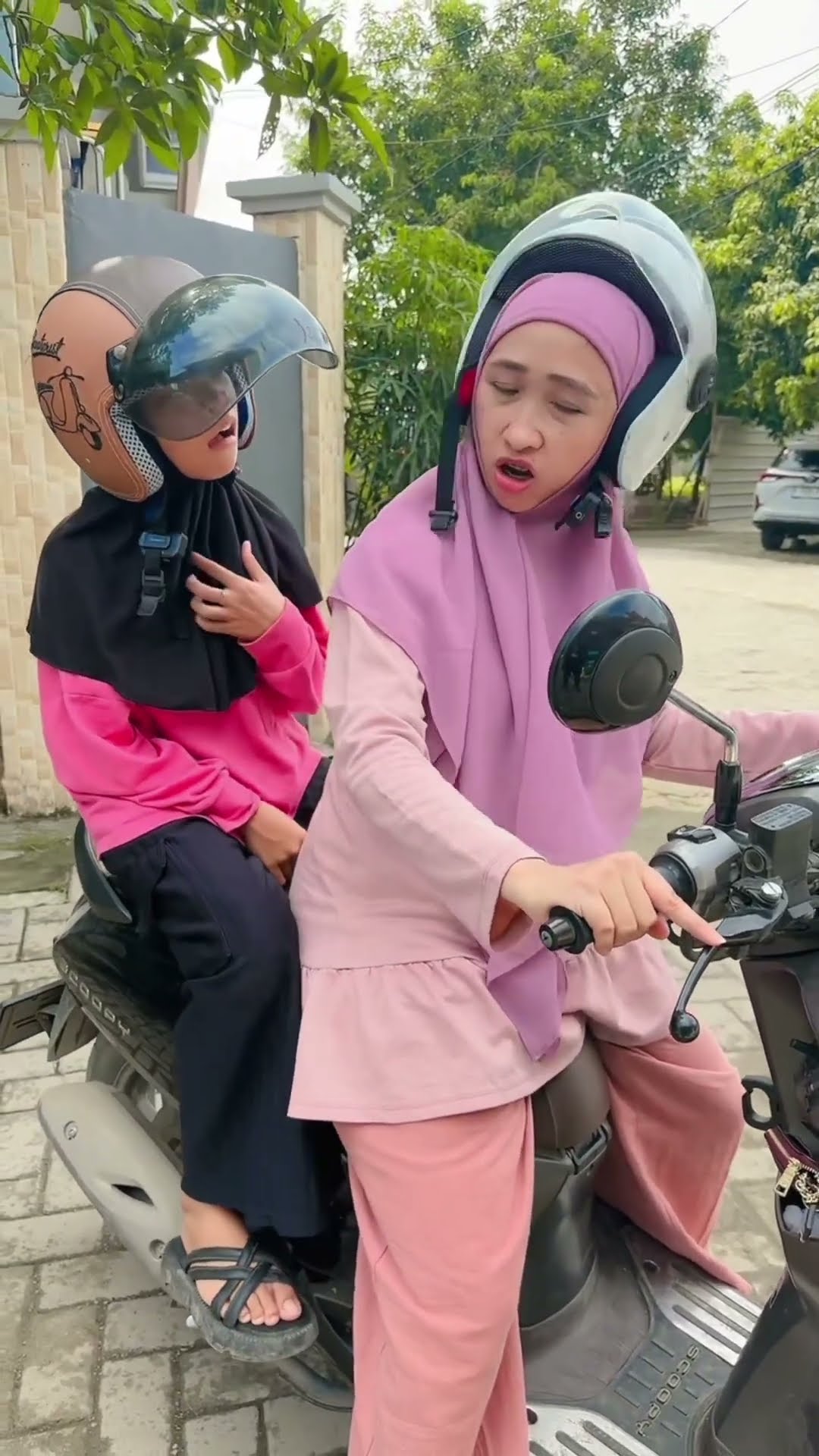 AINUN BUNDA KEMANA AJA MAU IKUT TERUS ?