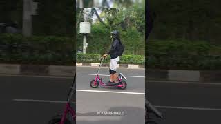 Enakan Skuter Listrik Atau Skuter Mesin 2 Tak?