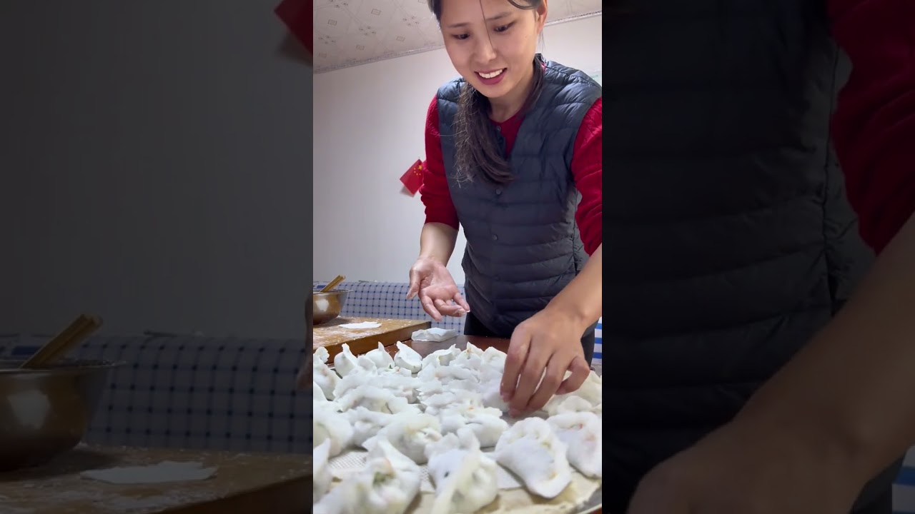 今天婆婆给我们做了水晶蒸饺，第一次吃，真的很不错。#水晶蒸饺 #东北农村生活vlog #2024新农人计划 #农家饭 #记录我的农村真实生活日常