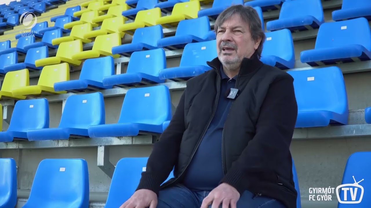 „Karriert soha nem szabad építeni a gyerekre. Mindig a maga módján és a maga idejében kell elemezni a gyereket.” 
Elérkeztünk a Várhidi Péterrel, a Gyirmót FC Győr fejlesztési és szakmai bizottságának elnökével készült podcast sorozatunk befejező, harmadik részéhez. Ebben az epizódban a mentális felkészítés kulisszatitkaiba pillanthatunk be: megtudhatjuk, hogyan váltották fel a legendás humorú masszőröket a 20 fős szakmai stábok és a pszichológusok és miért fontos, hogy egy edző a technológiai vívmányok mellett a saját szemének is higgyen.

A videó tartalma:
Lelki társak az öltözőben: Régen a masszőrök humorukkal és történeteikkel jelentették a mentális támaszt a játékosoknak. Ma már modern szakmai stábok – gyakran 10-20 fő – segítik a felkészülést, beleértve a pszichológusokat is.
Adatok vs. Megérzés: A mai edzők már a mérkőzés szünetében megkapják a videós elemzéseket a laptopjukra. Várhidi Péter elárulja, miért preferálja a hagyományos „edzői szemet” a mindent „lesakkozó” digitális rendszerekkel szemben.
A győzelem feldolgozása: Megtudhatjuk, miért kell néha „visszarángatni” a földre a góllövő sztárokat, hogy a siker ne vegye el a munkakedvüket.
Hiba az utánpótlásban: Kemény kritika a szülők felé, akik sokszor túl korán akarnak világsztár karriert építeni a gyerekeiknek, ahelyett, hogy hagynák őket a saját tempójukban fejlődni.
Tanulás és sport: Lehet-e valaki egyszerre kiváló orvos és profi labdarúgó? Várhidi Péter a kettős életpálya modell fontosságáról és a realitás talaján maradásról beszél.
Nyelvtudás nélkül nincs karrier: Míg 1998-ban az Újpest bajnokcsapatában alig akadt külföldi, ma már az angol a futball alapnyelve. Beszélni kell, mert a magyar nyelv egyedisége miatt elszigetelődnénk a nemzetközi közegben.
A foci titka: Miért a labdarúgás a világ legnépszerűbb játéka? A generációkon átívelő szenvedély, a hatalmas üzleti potenciál és a TV-képernyőkön keresztül elérhető világsztárok varázsa tartja fenn ezt az örök rajongást.

Köszönjük, hogy velünk tartottak ebben a háromrészes sorozatban! Ha lemaradtál az előző részekről, keresd őket a csatornánkon.