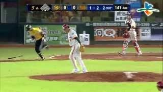 20130928 CPBL 象vs獅 5上 嘟嘟反應好快 再度攔截強勁球 展現絕佳守備能力 厲害