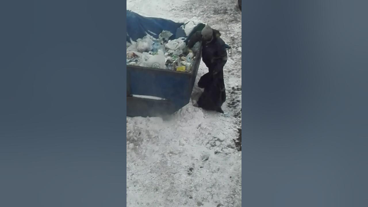 Бомж украл. Бомж похитил мальчика. Бомж украл микроволновку. Бомж в Астрахани крадёт детей.